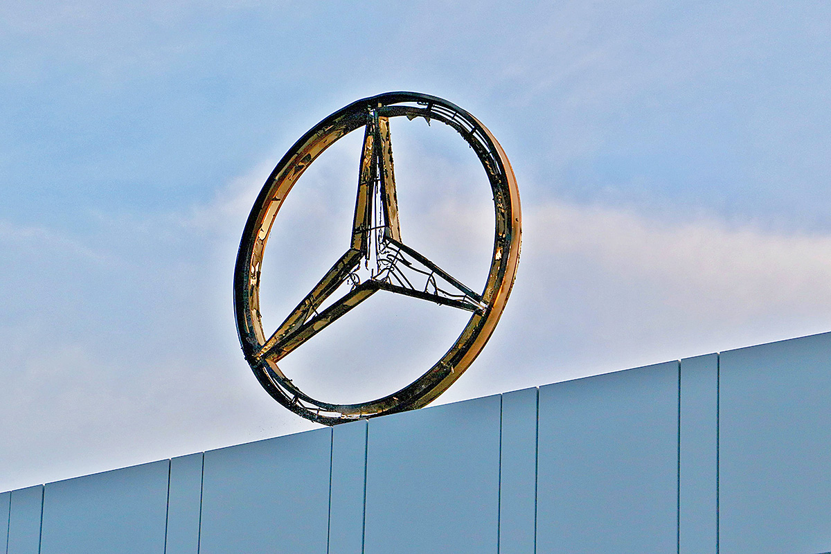 Mercedes-Stern abgebrannt: Video