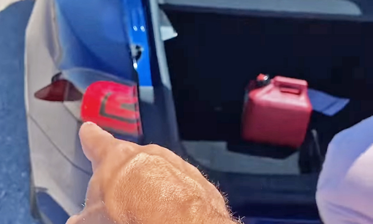 Video: Gestrandeter Tesla-Fahrer bittet Helfer um Benzin >