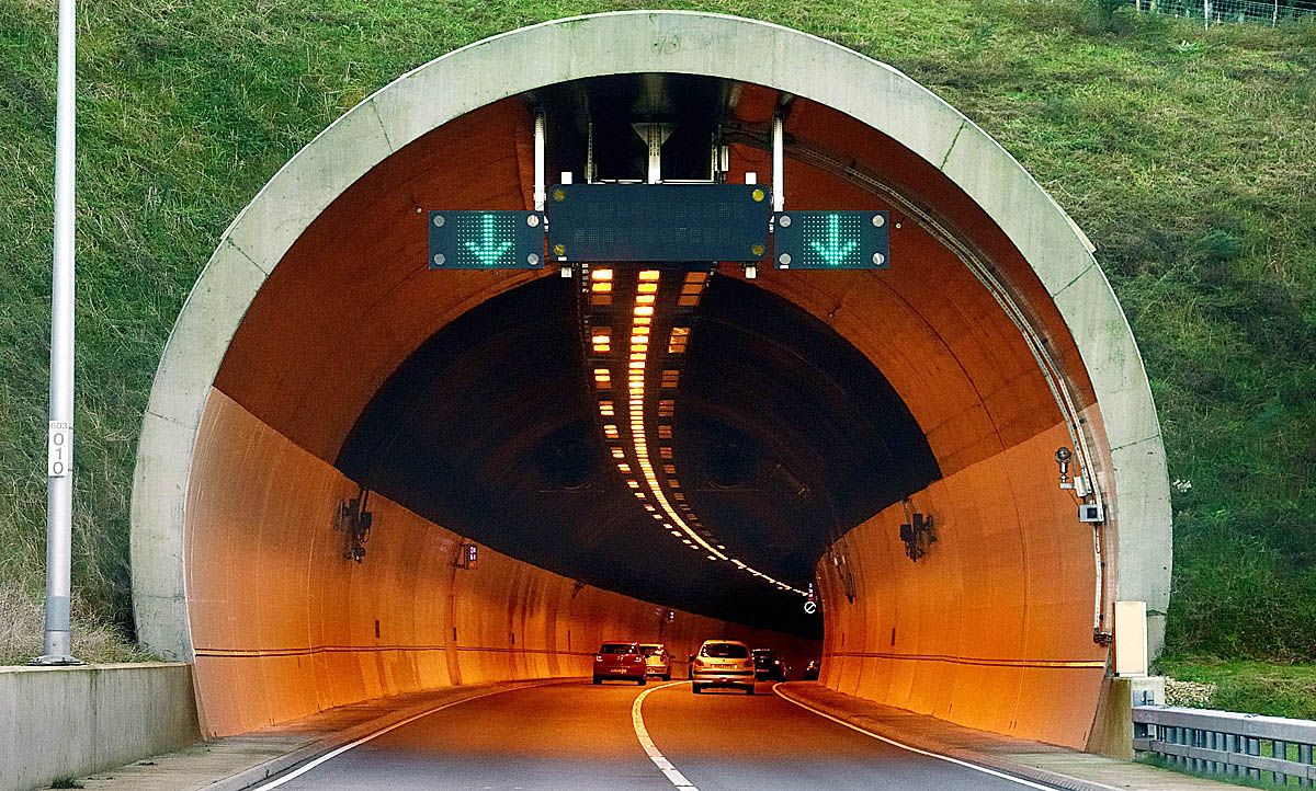Richtiges Verhalten im Tunnel: Stau, Brand & Unfall