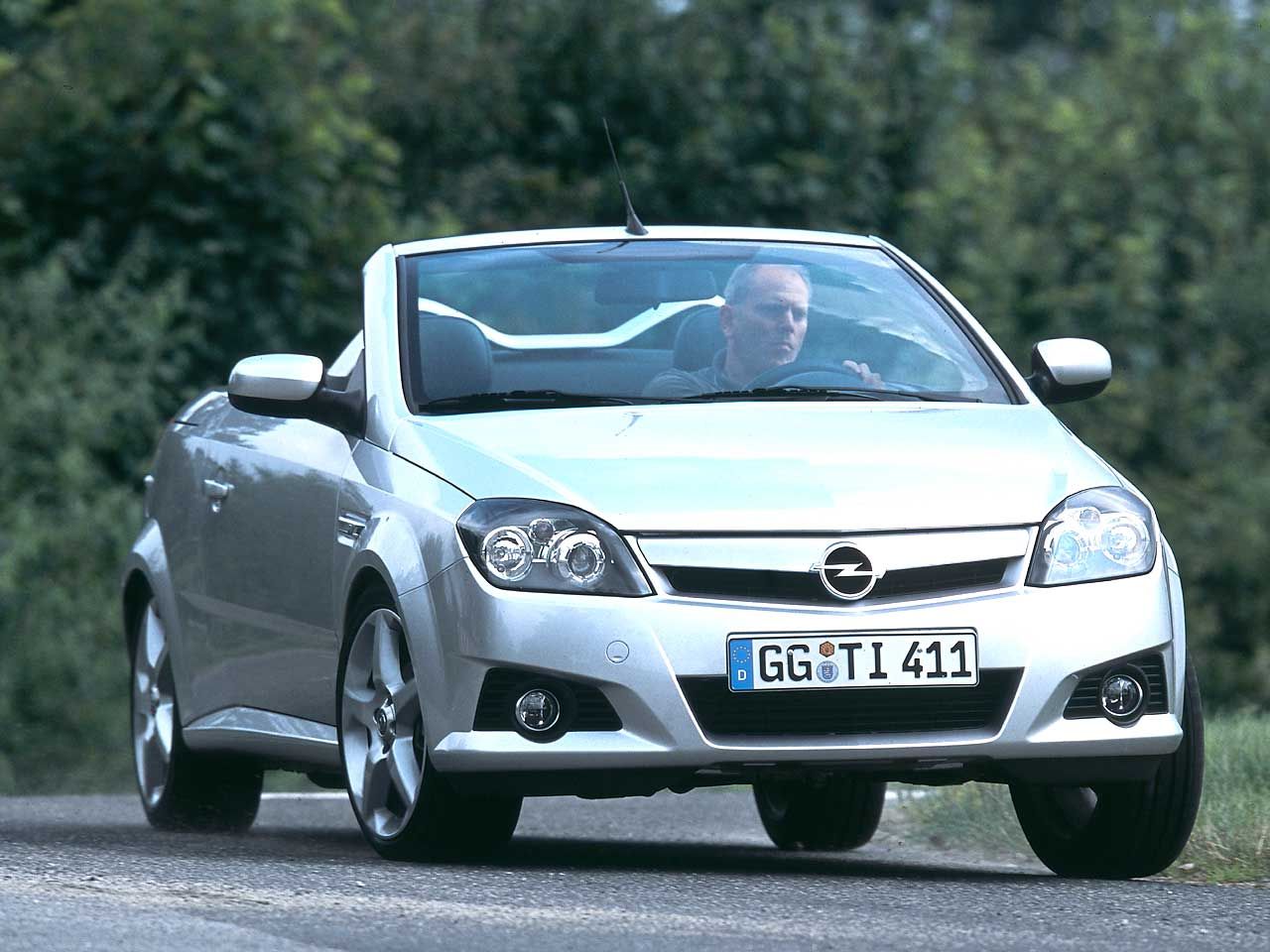 Der neue Opel Tigra TwinTop bietet Cabrio- und Coupé-Fahrspaß für Zwei /