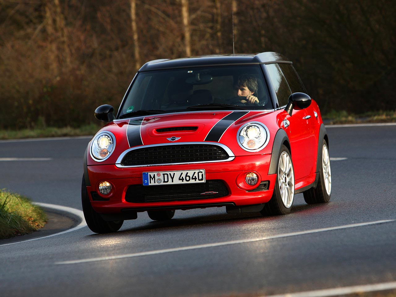 Мини это. Clubman r55 JCW. Mini John Cooper works Clubman. Clubman JCW 2008. БМВ мини Купер с круглыми фарами.