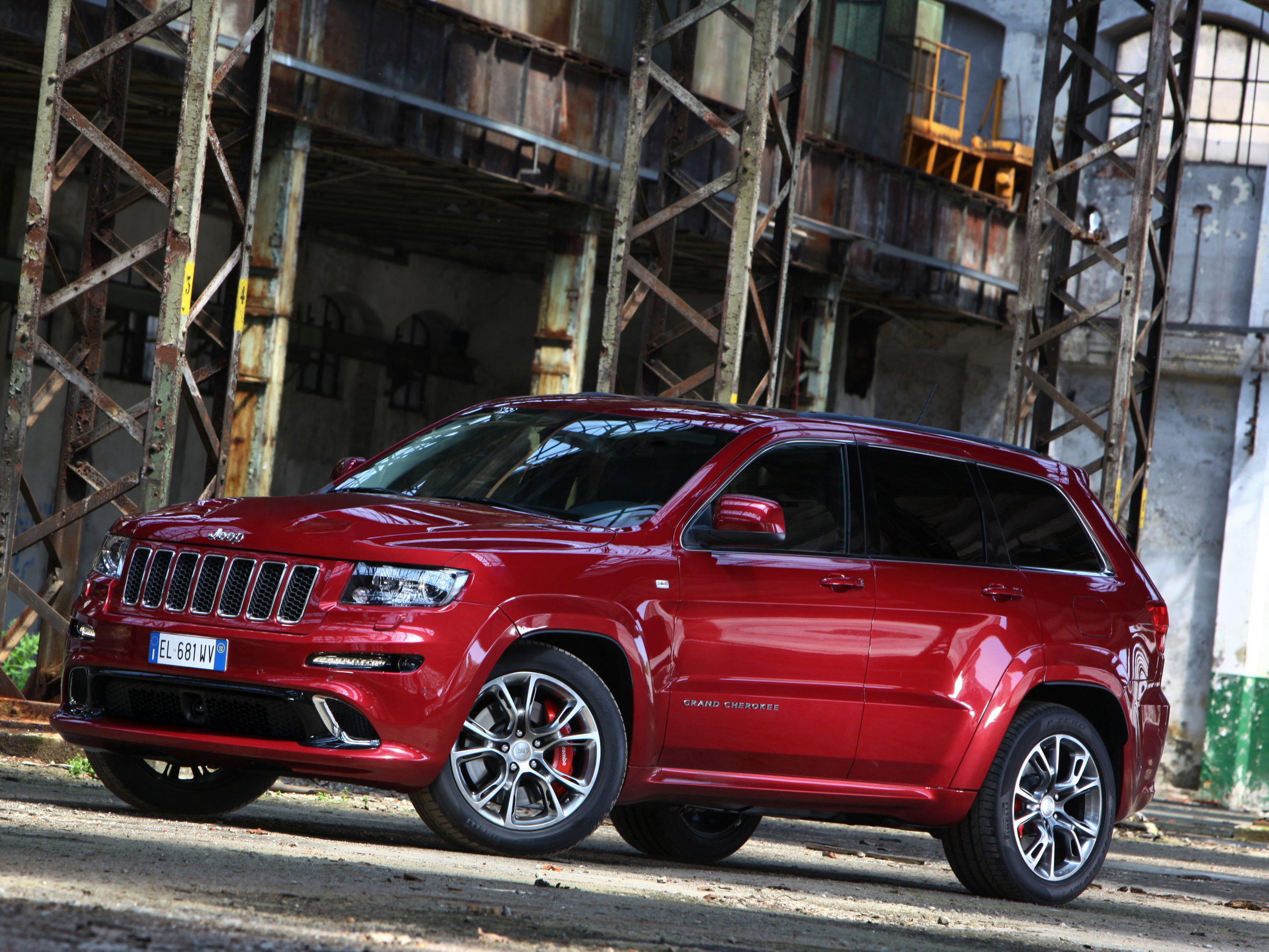 Jeep Grand Cherokee Srt8 Brachialer Kampf Koloss Auf Luxus