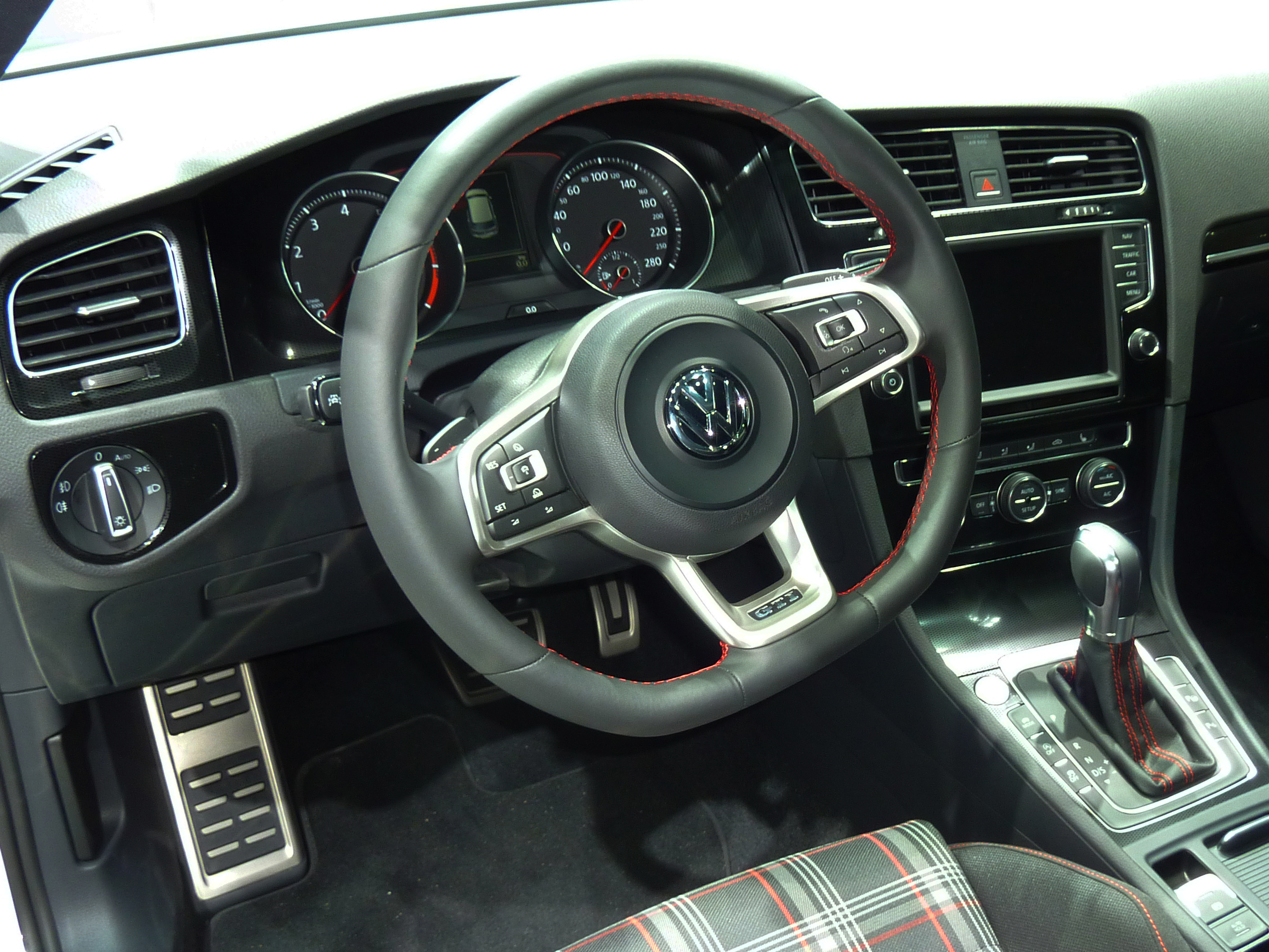 Vw Golf Vii Gti 2013 Mit 220 Und 230 Ps Beim Auto Salon