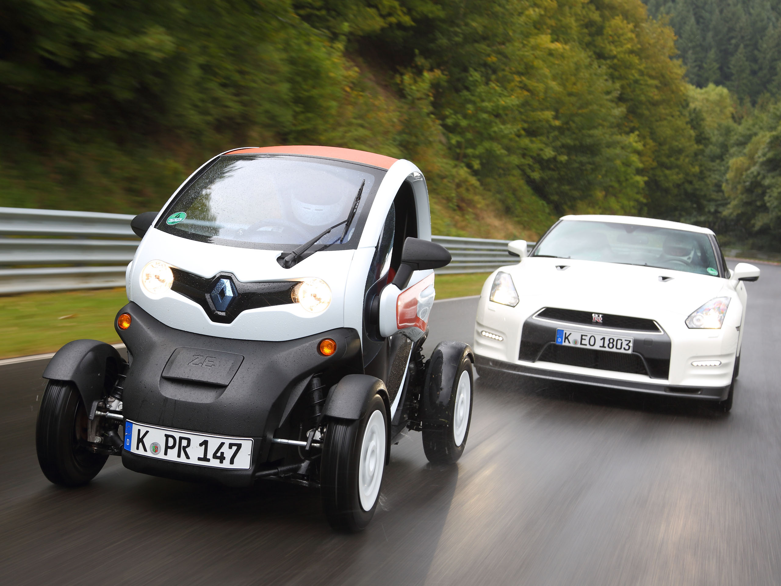 Renault Twizy Gegen Nissan Gt R Extremes Duell Auf Dem Nurburgring