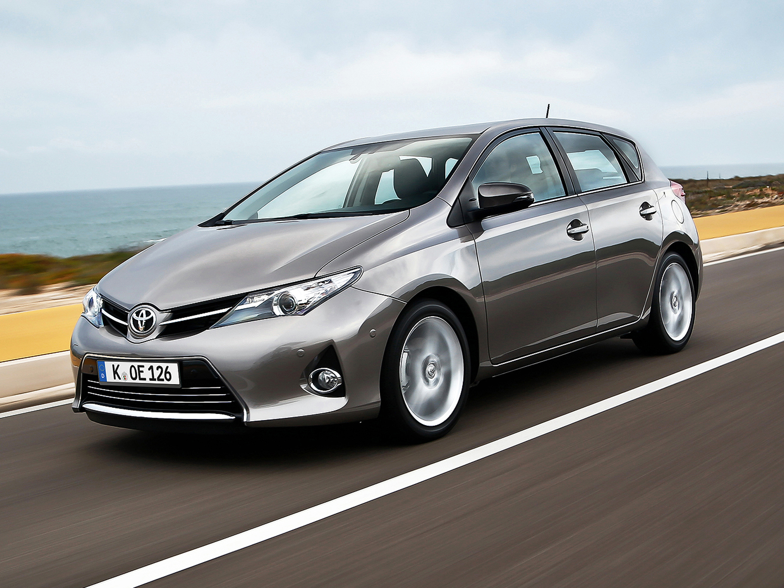 Toyota Auris Hybrid: Gebrauchtwagen-Test - AUTO BILD