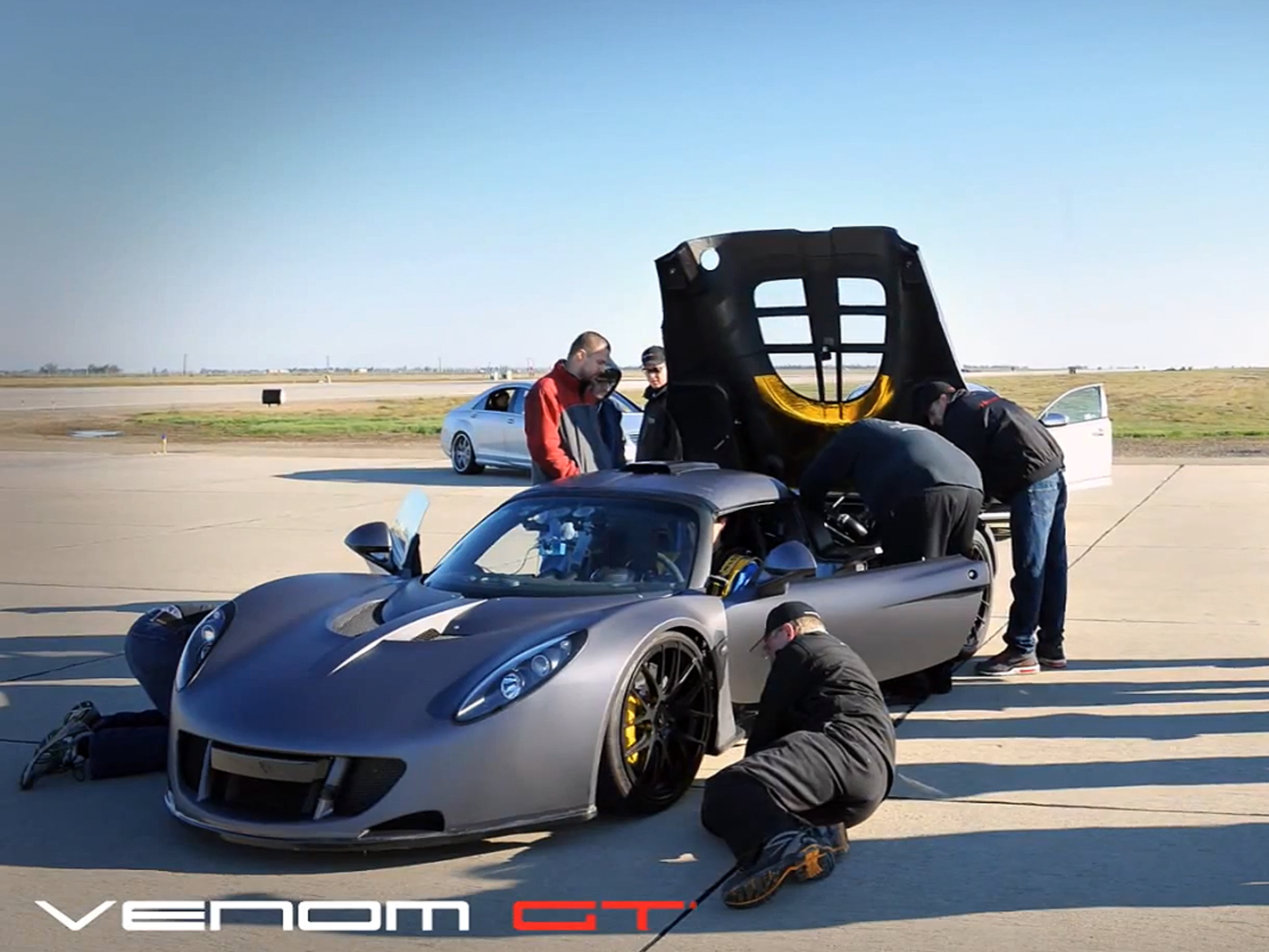 Быстрые серийные машины. Бугатти Вейрон рекорд скорости. Hennessey Venom gt. Бугатти Веном. Bugatti Veyron 16.4 Supersport и Hennessey Venom gt.