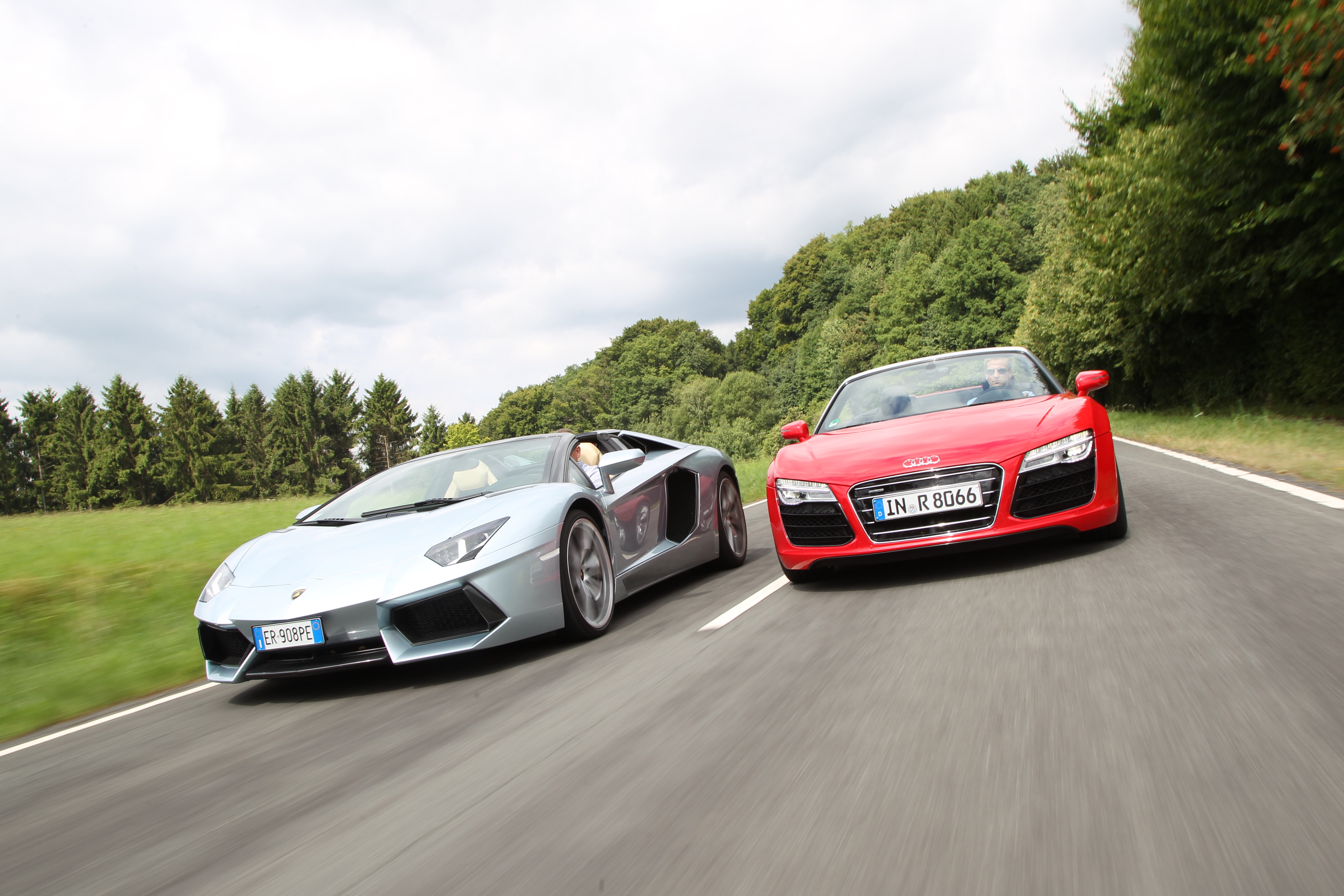 Vergleich: Audi R8 V10 Spyder vs. Lamborghini Aventador LP 700-4 |