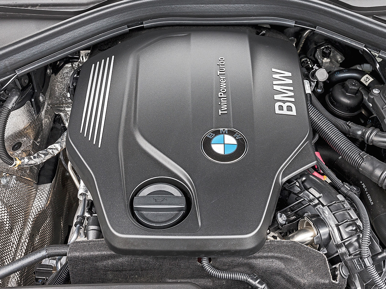 BMW 320d E90 Motorabdeckung ist locker, verursacht klappern im Motorraum  beim beschleunigen 