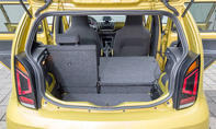 Der Kofferraum des VW Up (2016) mit teilweise umgeklappter Rücksitzbank.