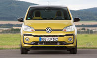 Der VW Up (2016) steht vor einem Eifelpanorama, von vorne fotografiert.