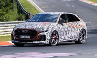 Audi RS Q8 Facelift fährt Nordschleifen-Rekord: Zu sehen ist das Auto von schräg vorn in einer Rechtskurve auf dem Nürburgring.