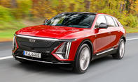 Frontansicht des Cadillac Lyriq (2024) während der Fahrt 