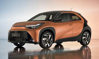 Toyota Aygo X Facelift (2025) steht im Studio, Ansicht von vorne links.