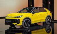 Der VW T-Roc (2025) im Studio von vorne links.
