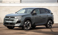 Der Citroën (ë-)C5 Aircross (2025) steht auf einem Parkplatz, von vorne links fotografiert.