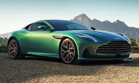 Der Aston Martin DB12 (2023) stehend von schräg vorne fotografiert.