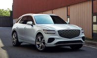 Das Genesis GV70 Facelift (2025) fotografiert von schräg vorne.