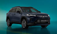 Das Toyota Corolla Cross Facelift (2025) stehend von schräg vorne fotografiert.