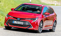 Toyota Corolla Touring Sports 2.0 Hybrid; fahrend, schräg vorne