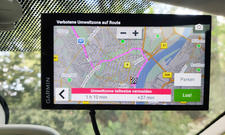 Garmin DriveSmart 66 MT-S im Navigationsmodus, fotografiert an der Windschutzscheibe eines Autos