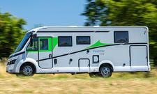 Das Bild zeigt den Forster I 745 QF (2025) fahrend von seitlich links fotografiert.