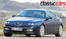 Der Alfa Romeo Gtv Typ 916 fahrend von schräg vorne fotografiert.