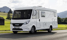 Das Bild zeigt den Hymer Exsis-i 474 (2024) fahrend von schräg vorne links fotografiert.