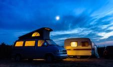 Wohnmobil und Wohnwagen bei Nacht