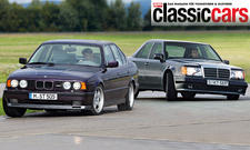 Der BMW M5/Mercedes 500 E fahrend von schräg vorne fotografiert. 
