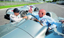 Lewis Hamilton und Stirling Moss in historischen Silberpfeilen
