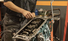 Bei einer Motorinstandsetzung wird ein defekter Motor überholt, damit er wieder einwandfrei läuft. 