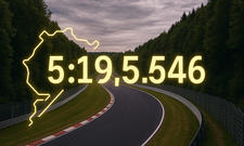 Nürburgring-Nordschleife: Alle Rekordzeiten in der Übersicht. Symbolbild zeigt Grüne Hölle im Hintergrund mit Bestzeit im Vordergrund.