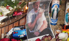 Paul Walkers Unfalltod: Foto zeigt von Fans errichtete Gedenkstätte am Unfallort, zu sehen sind ein Bild von Paul Walker und Kerzen.