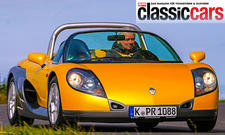 Der Renault Sport Spider fahrend von schräg vorne fotografiert.