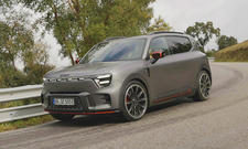 Smart #5 Brabus (2025) fährt um die Kurve von schräg vorne fotografiert.