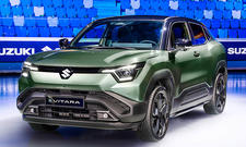 Der Suzuki e Vitara (2025) von vorne stehend fotografiert.