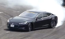 Tesla Model S im Drift