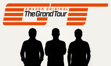 Das Logo von "The Grand Tour" am oberen Bildrand mit drei Personen als Schattenrisse darunter.