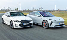 BMW M340d xDrive/Nio ET5; fahrend von vorne links, Nio mit leichtem Vorsprung