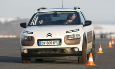 Der Citroën C4 Cactus (2014) durchfährt einen Slalom-Parcours, von vorne fotografiert.
