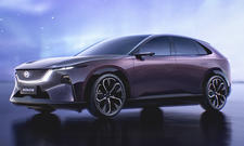 Der Mazda EZ-60 (2025) steht in Studioumgebung, von vorne links fotografiert.