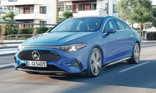 Der Mercedes CLA EQ (2025) fährt durch Kopenhagen, von vorne links fotografiert.
