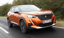 Der Peugeot 2008 (2019) fährt eine Straße entlang, von vorne rechts fotografiert.