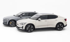 Zwei Polestar 2 Facelift (2023) stehen nebeneinander vor weißem Hintergrund, von vorne links fotografiert.