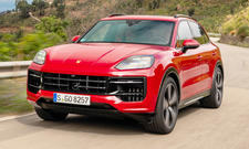 Porsche Cayenne GTS Facelift (2024); fahrend von vorne rechts