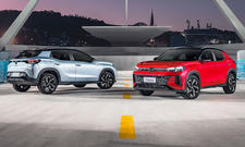 Zwei VW Tera (2025) stehen nebeneinander auf einem Parkdeck, von einem ist das Heck vom anderen die Front zu erkennen.