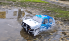 Der Tamiya-Golf driftet beim Test durch eine Pfütze.