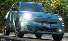 Fiat 600 Hybrid 125 Jahre Edition Sondermodell (2024) in hellblau, fahrend, Ansicht von links vorne