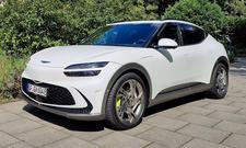 Genesis GV60 Sport Plus stehend, Ansicht von vorne links.