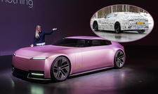 AUTO ZEITUNG-Redakteurin Adele Moser steht an der Studie Jaguar Type 00, eingeklingt zu sehen ist der zugehörige Erlkönig von schräg hinten.